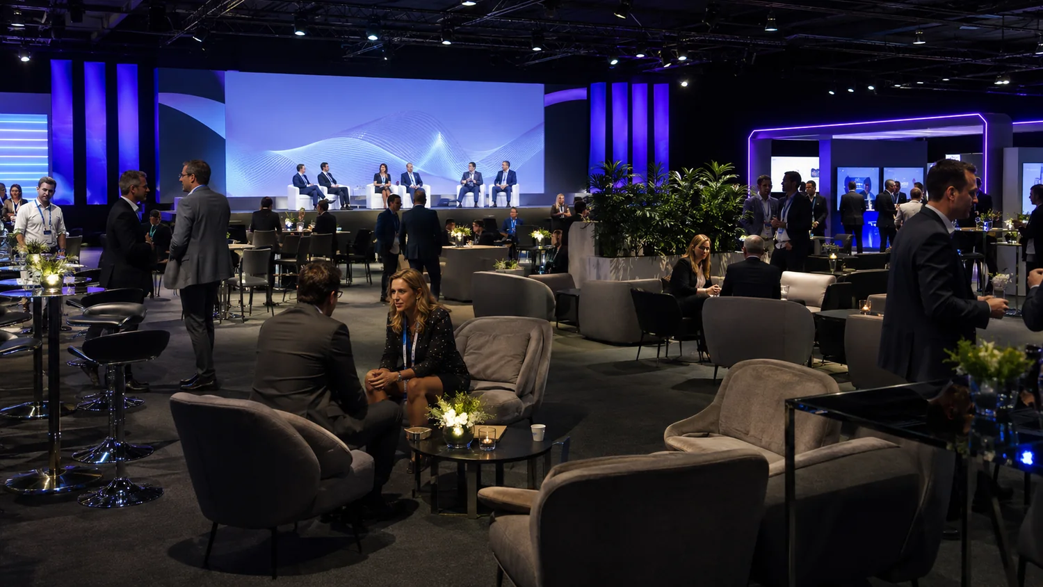 Evento corporativo com painel, networking e ambiente profissional