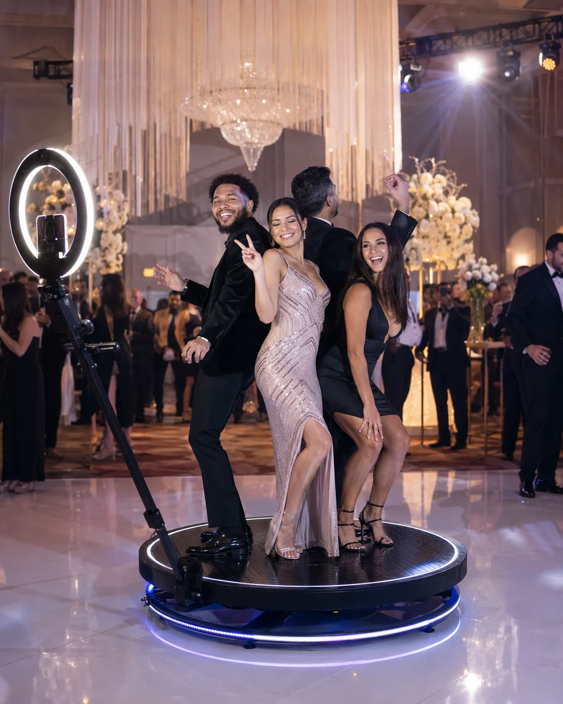 Convidados usando Plataforma 360 em evento elegante